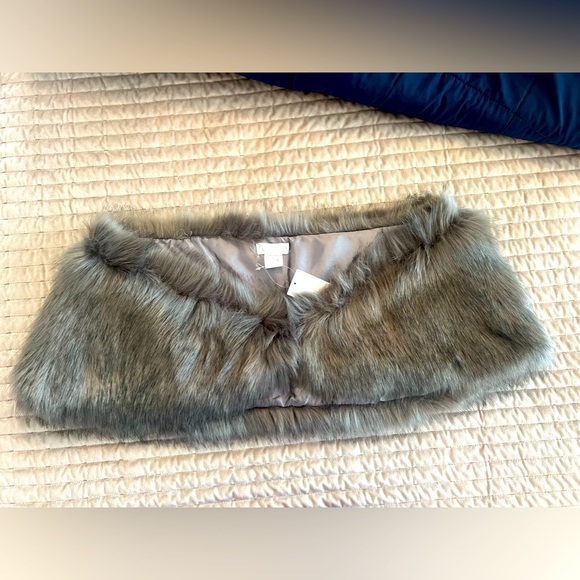 NWT Grey Faux Fur Shaw - Picture 3 of 6